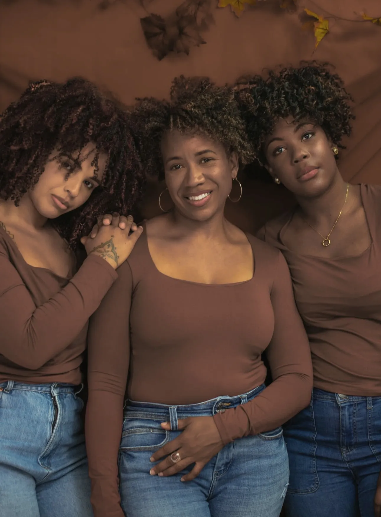 Salon de coiffure afro à Montréal : trois clientes aux boucles naturelles et définies, Boucles Addict Studio