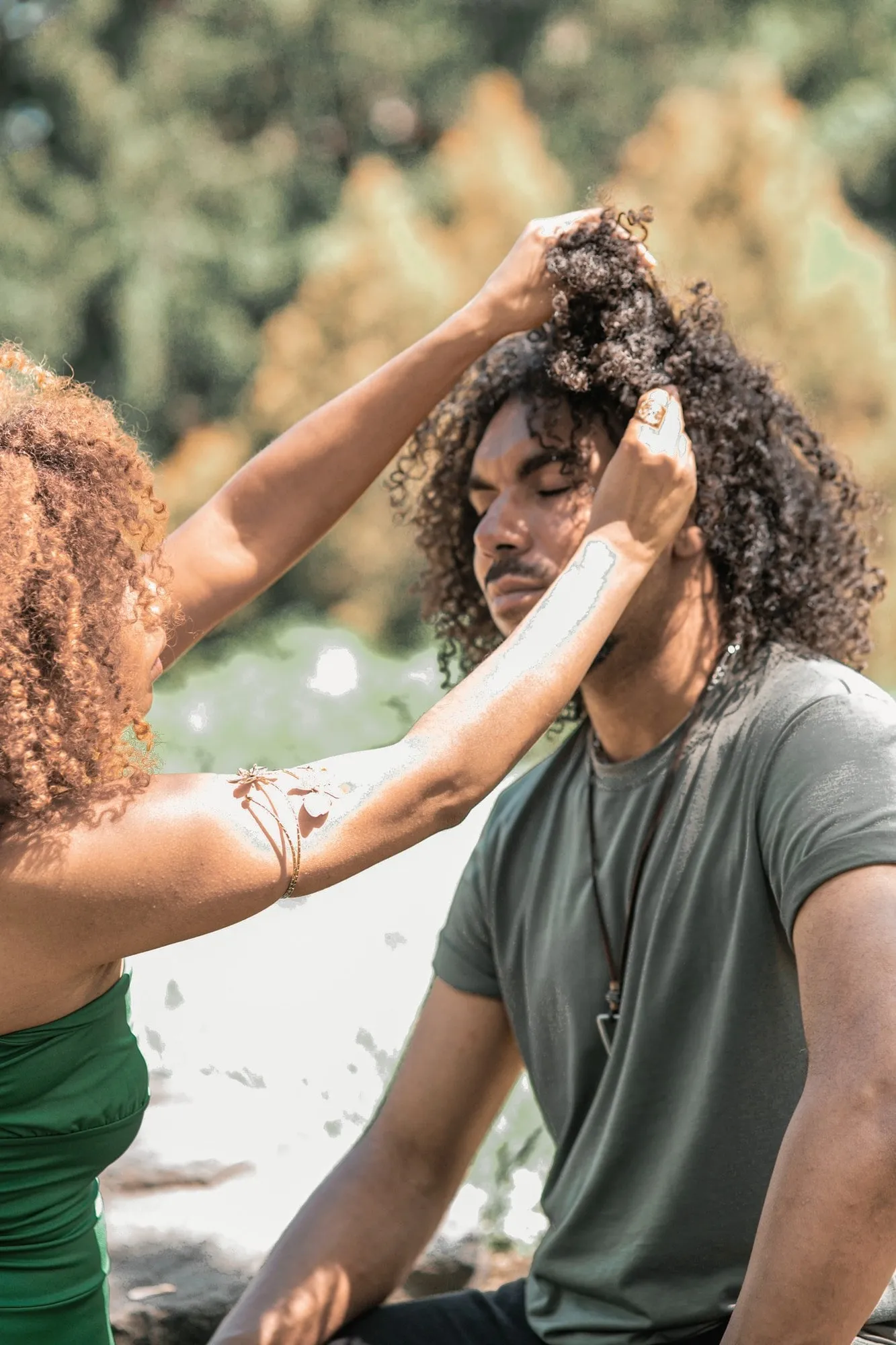 Bianca, coiffeuse afro, coiffe les boucles d’un client à Montréal
