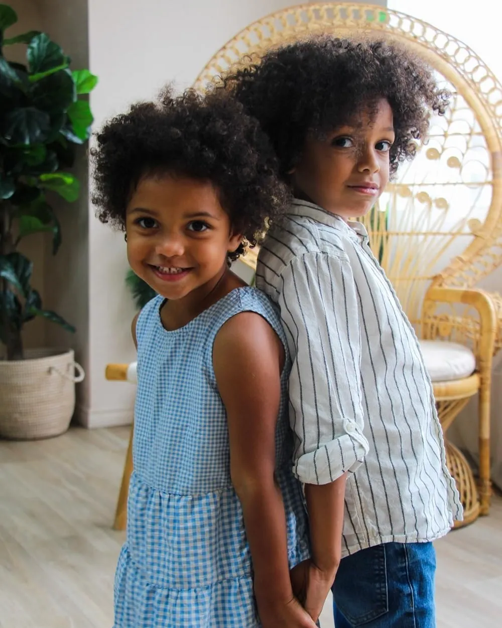 Coiffure enfant cheveux bouclés à Montréal : frère et sœur aux cheveux bouclés et crépus, dos à dos, Boucles Addict Studio