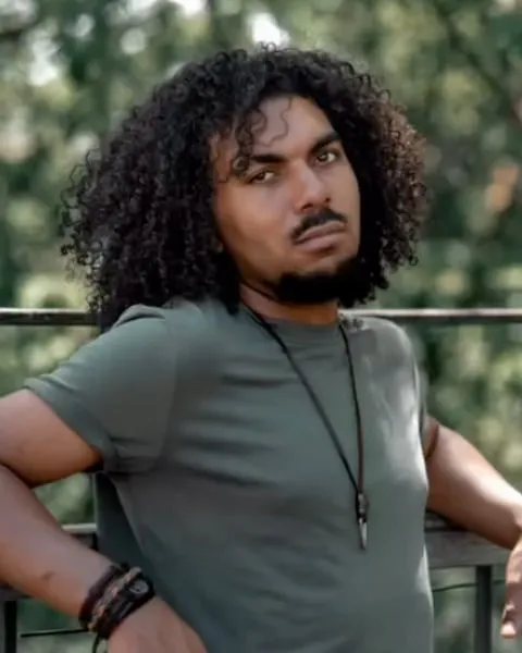 Coupe pour cheveux bouclés homme, aux ciseaux, chez un coiffeur cheveux bouclés à Montréal
