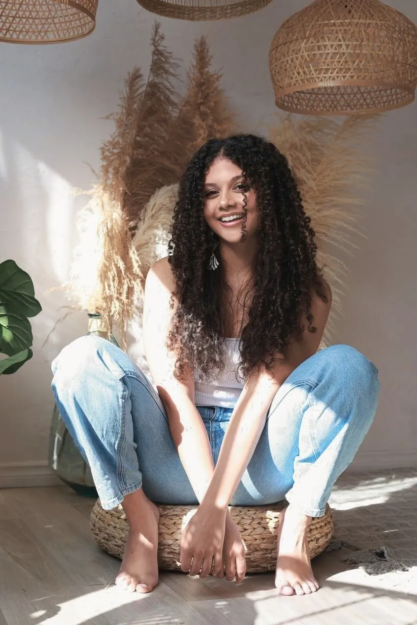 Hair type chart: young woman with long spiral curls, types 3A to 3B